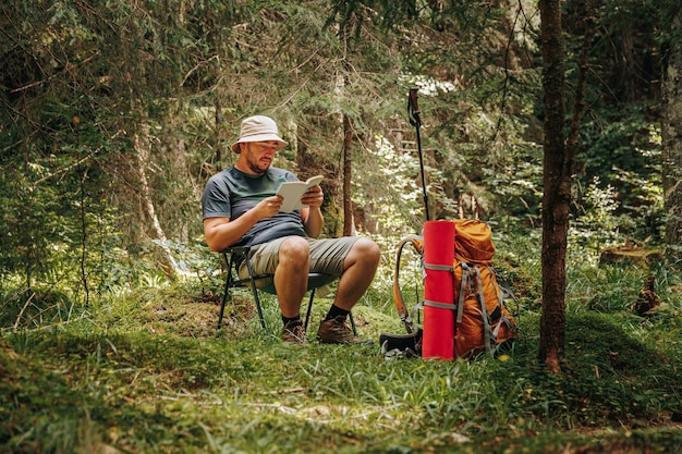 Tauchen Sie in die Ruhe des Waldes ein, während ein junger amerikanischer Wanderer mit Bart sich in