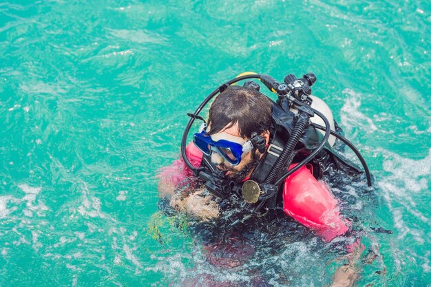 Taucher an der Wasseroberfläche bereit zum Tauchen