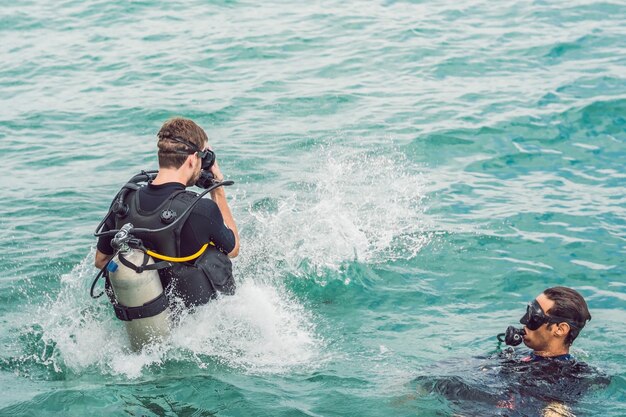 Taucher springen ins Meer, um mit dem Tauchen zu beginnen