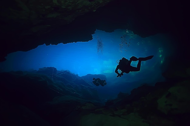 Taucher unter Wasser ungewöhnliche Sicht, Konzepttiefe, Tauchen im Meer