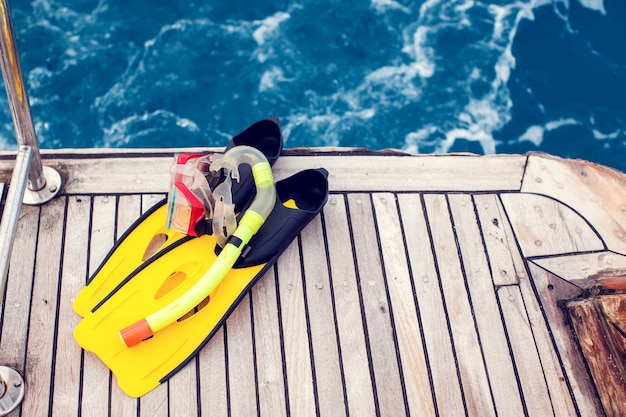 Tauchmaske und Flossen auf dem Boot