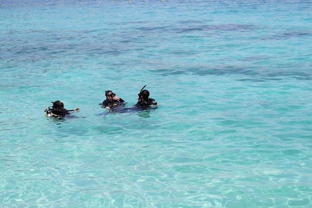 Tauchunterricht im Meer für die Touristen in der Umgebung von Koh PP, Krabi. Thailand.