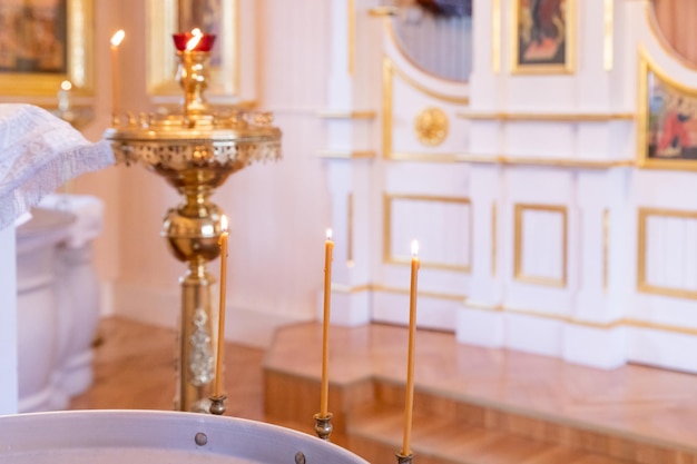 Taufbad und Altar in der orthodoxen Kirche während der TaufeTaufbecken Zubehör für die Taufe von Kindern Ikonen von Kerzen