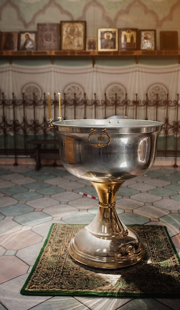 Taufbecken, ein Altar mit Ikonen in der Kirche. Christlicher Glaube.