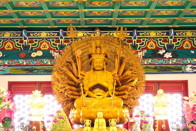 Tausend Hände hölzerner Buddha im chinesischen Tempel, Thailand