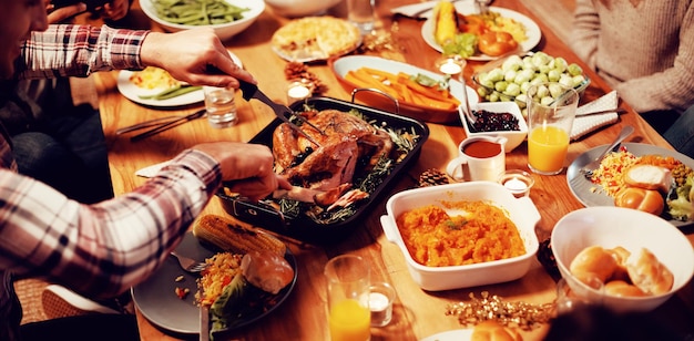 Tausendjährige erwachsene Freunde, die gemeinsam zu Hause Thanksgiving feiern