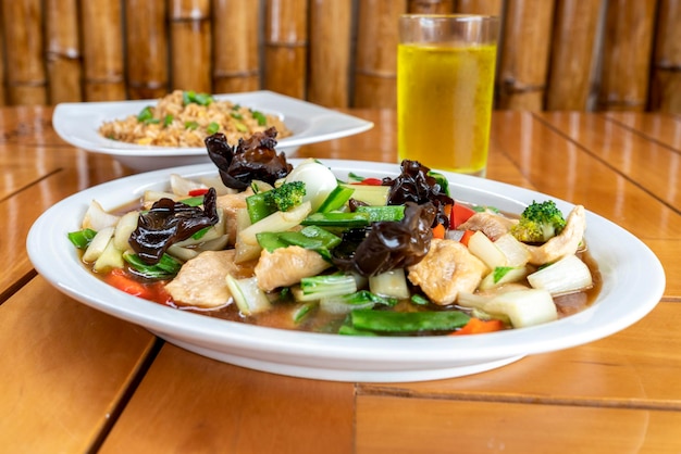 Tausi de pollo con verduras y arroz chaufa, comida peruana china