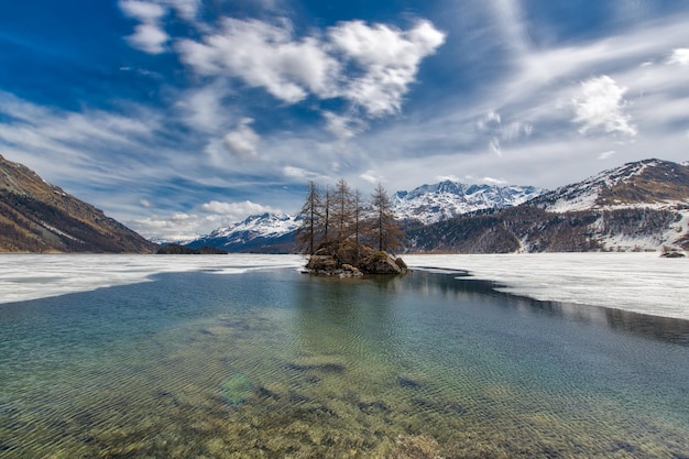 Tauwetter im See der Schweizer Alpen Kleine Insel