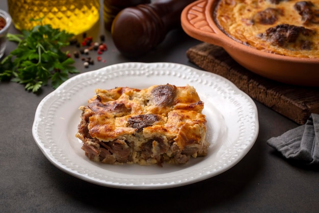 Tave kosi es un plato nacional albanés de cordero al horno y arroz con primer plano de yogur en una sartén sobre la mesa. vista superior horizontal desde arriba. nombre turco; Elbasan tava