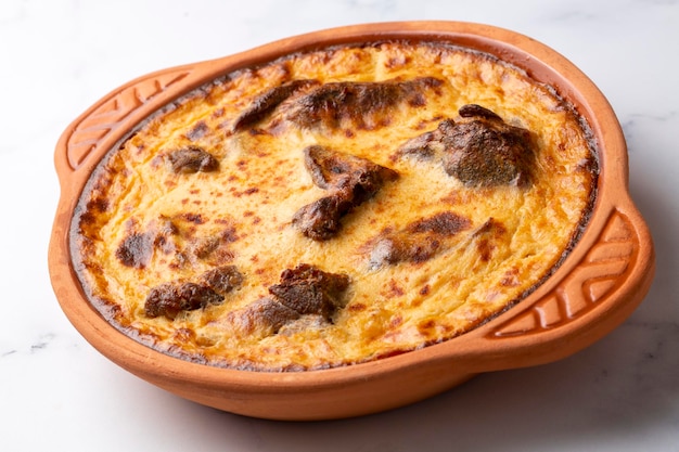 Tave kosi es un plato nacional albanés de cordero al horno y arroz con primer plano de yogur en una sartén sobre la mesa. vista superior horizontal desde arriba. nombre turco; Elbasan tava