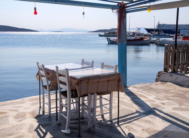 Taverne ohne Kunden inmitten einer Coronavirus-Pandemie am Ufer des Ferienortes in Griechenland