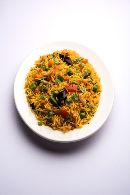 Tawa Pulao o Pulav o Pilaf o Pilau es una comida callejera india elaborada con arroz basmati, verduras y especias. Enfoque selectivo