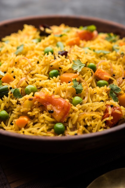 Tawa Pulao o Pulav o Pilaf o Pilau es una comida callejera india elaborada con arroz basmati, verduras y especias. Enfoque selectivo