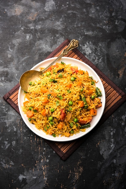 Tawa Pulao o Pulav o Pilaf o Pilau es una comida callejera india elaborada con arroz basmati, verduras y especias. Enfoque selectivo