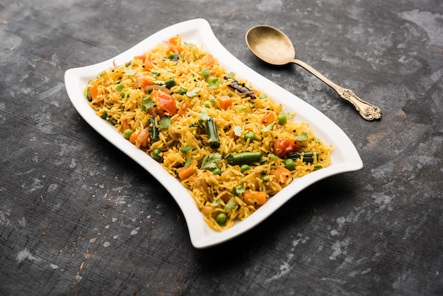 Tawa Pulao o Pulav o Pilaf o Pilau es una comida callejera india elaborada con arroz basmati, verduras y especias. Enfoque selectivo