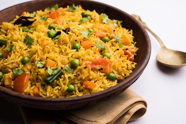 Tawa Pulao oder Pulav oder Pilaw oder Pilau ist ein indisches Street Food, das aus Basmatireis, Gemüse und Gewürzen hergestellt wird. Selektiver Fokus