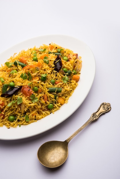 Tawa Pulao oder Pulav oder Pilaw oder Pilau ist ein indisches Street Food, das aus Basmatireis, Gemüse und Gewürzen hergestellt wird. Selektiver Fokus