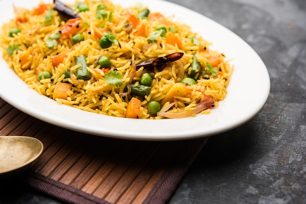 Tawa Pulao oder Pulav oder Pilaw oder Pilau ist ein indisches Street Food, das aus Basmatireis, Gemüse und Gewürzen hergestellt wird. Selektiver Fokus