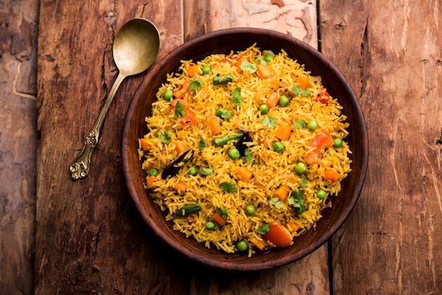 Tawa Pulao oder Pulav oder Pilaw oder Pilau ist ein indisches Street Food, das aus Basmatireis, Gemüse und Gewürzen hergestellt wird. Selektiver Fokus