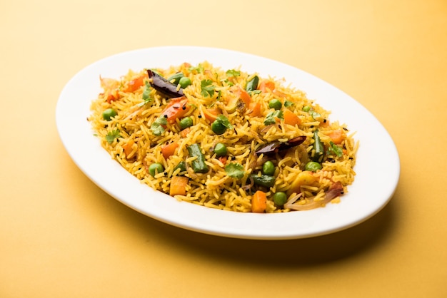 Tawa Pulao oder Pulav oder Pilaw oder Pilau ist ein indisches Street Food, das aus Basmatireis, Gemüse und Gewürzen hergestellt wird. Selektiver Fokus