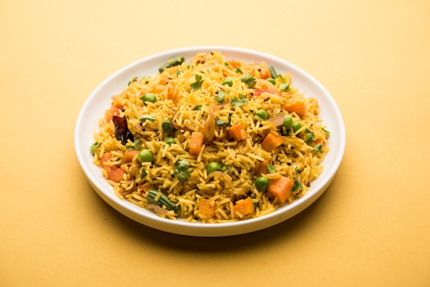 Tawa Pulao oder Pulav oder Pilaw oder Pilau ist ein indisches Street Food, das aus Basmatireis, Gemüse und Gewürzen hergestellt wird. Selektiver Fokus