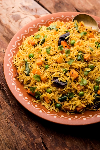 Tawa Pulao oder Pulav oder Pilaw oder Pilau ist ein indisches Street Food, das aus Basmatireis, Gemüse und Gewürzen hergestellt wird. Selektiver Fokus