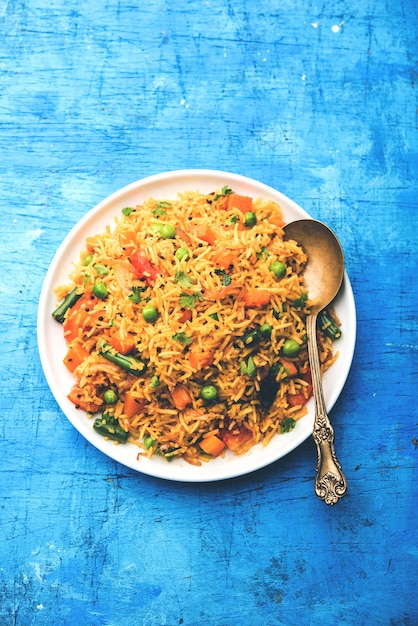 Tawa Pulao oder Pulav oder Pilaw oder Pilau ist ein indisches Street Food, das aus Basmatireis, Gemüse und Gewürzen hergestellt wird. Selektiver Fokus