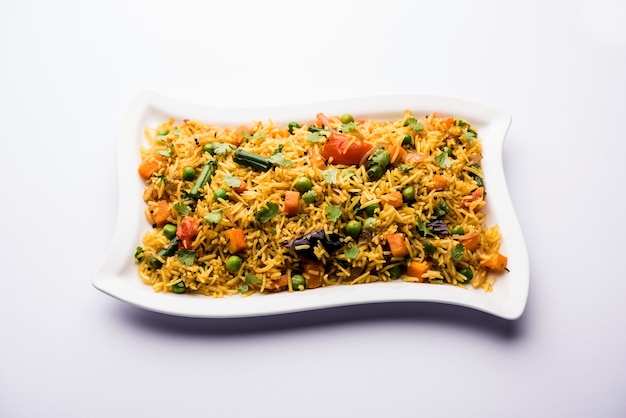 Tawa Pulao oder Pulav oder Pilaw oder Pilau ist ein indisches Street Food, das aus Basmatireis, Gemüse und Gewürzen hergestellt wird. Selektiver Fokus