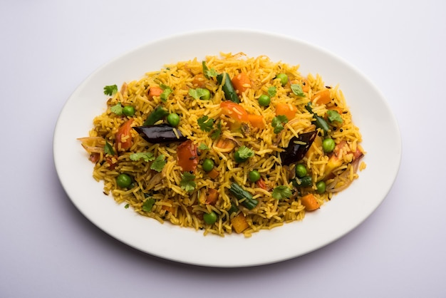 Tawa Pulao ou Pulav ou Pilaf ou Pilau é um alimento de rua indiano feito com arroz basmati, vegetais e especiarias. Foco seletivo