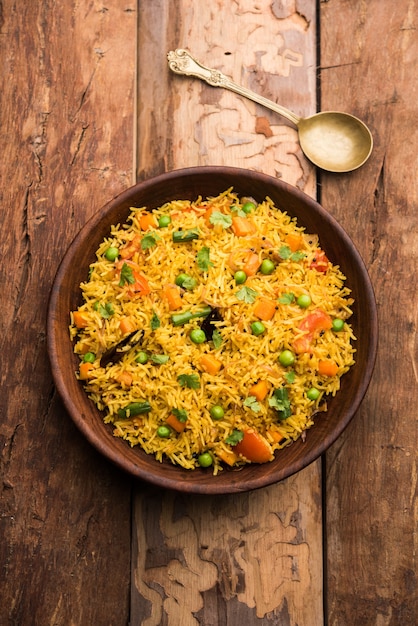 Tawa Pulao ou Pulav ou Pilaf ou Pilau é um alimento de rua indiano feito com arroz basmati, vegetais e especiarias. Foco seletivo