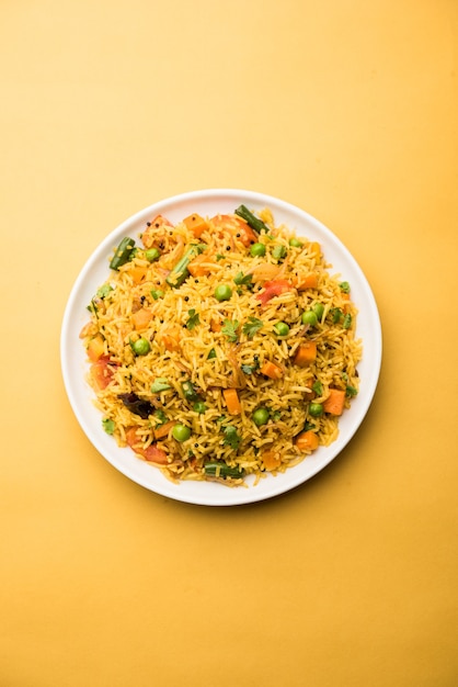 Foto tawa pulao ou pulav ou pilaf ou pilau é um alimento de rua indiano feito com arroz basmati, vegetais e especiarias. foco seletivo
