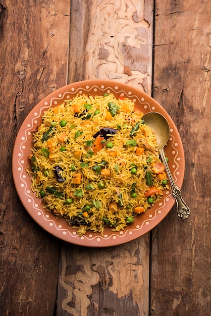 Tawa Pulao ou Pulav ou Pilaf ou Pilau é um alimento de rua indiano feito com arroz basmati, vegetais e especiarias. Foco seletivo