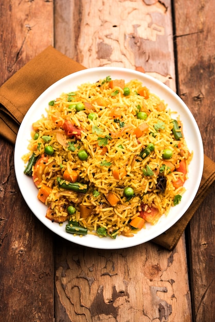 Tawa Pulao ou Pulav ou Pilaf ou Pilau é um alimento de rua indiano feito com arroz basmati, vegetais e especiarias. Foco seletivo