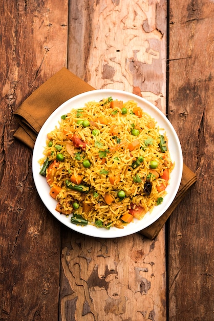 Tawa Pulao ou Pulav ou Pilaf ou Pilau é um alimento de rua indiano feito com arroz basmati, vegetais e especiarias. Foco seletivo