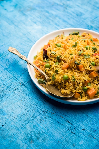 Tawa Pulao ou Pulav ou Pilaf ou Pilau é um alimento de rua indiano feito com arroz basmati, vegetais e especiarias. Foco seletivo