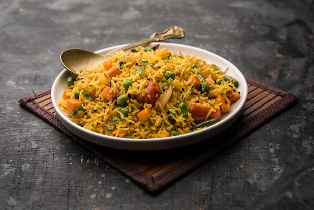 Tawa Pulao ou Pulav ou Pilaf ou Pilau é um alimento de rua indiano feito com arroz basmati, vegetais e especiarias. Foco seletivo