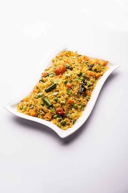 Tawa Pulao ou Pulav ou Pilaf ou Pilau é um alimento de rua indiano feito com arroz basmati, vegetais e especiarias. Foco seletivo