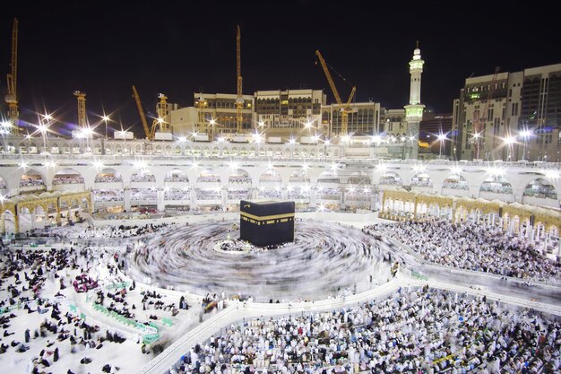 Foto tawaf bei der kaaba bewegung verschwommen