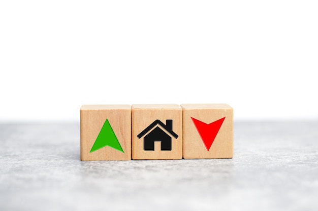 Foto taxa de juros financeira e conceito de taxas de hipoteca imobiliário bloco de cubo de madeira com ícone de casa