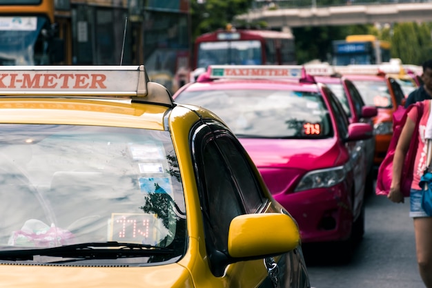 Foto táxi à espera de passageiros em frente ao mercado chatuchak