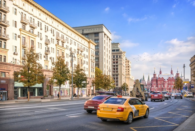 Taxi amarillo en la calle Tverskaya en Moscú en un día de otoño