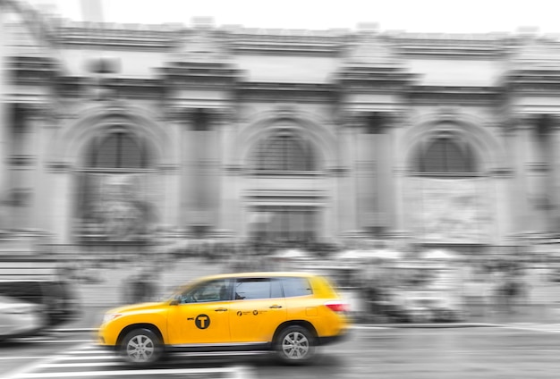 Taxi amarillo en el Museo Metropolitano de Nueva York en tonos blanco y negro con efecto de desenfoque de movimiento