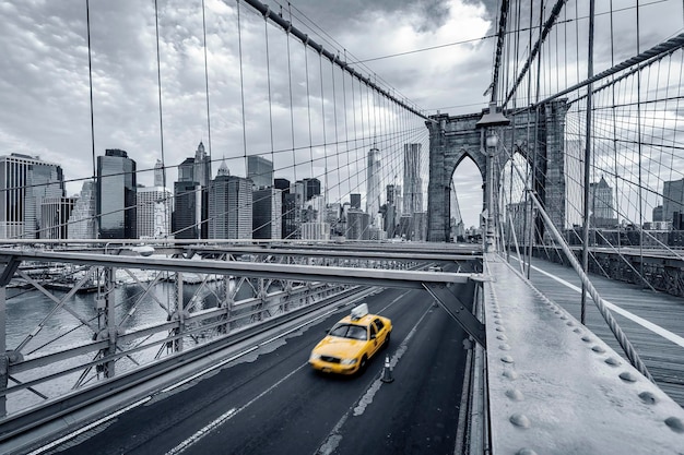 Taxi auf der Brooklyn Bridge