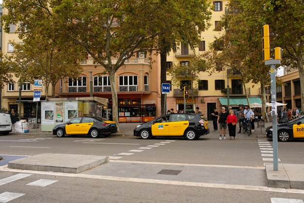 Taxi-Auto in den zentralen Straßen von Barcelona.