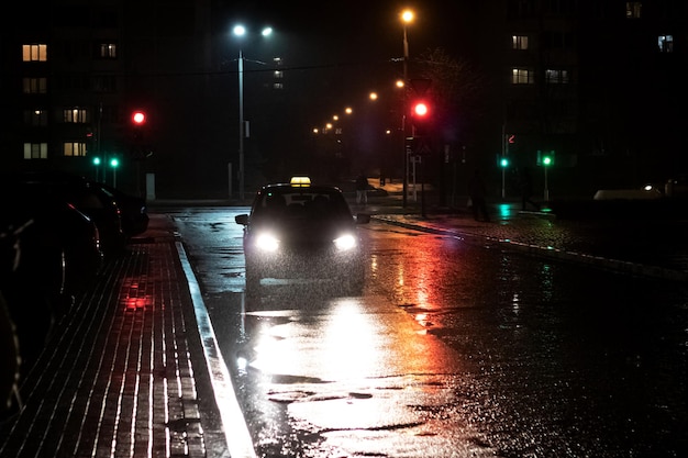 Taxi en la carretera por la noche