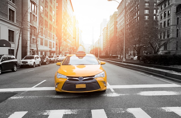 Taxi de la ciudad de Nueva York en color amarillo en el semáforo