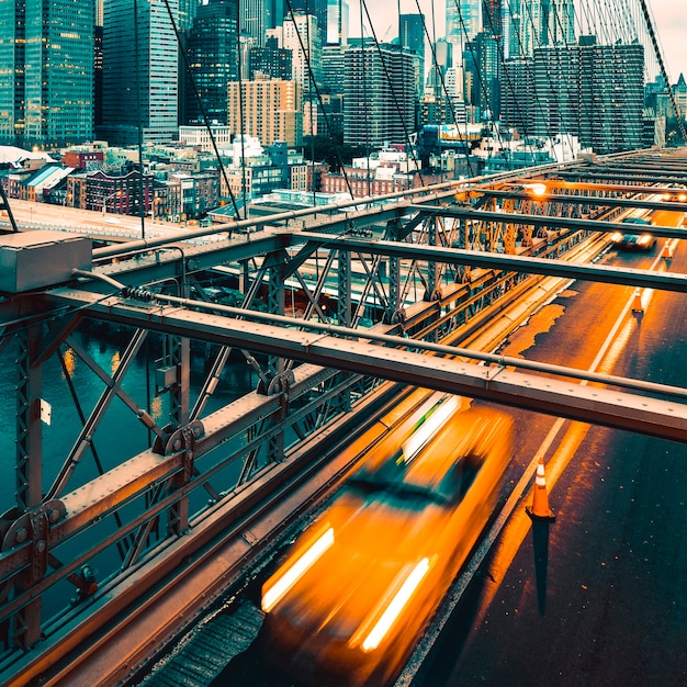 Taxi cruzando el Puente de Brooklyn en Nueva York, Manhattan en segundo plano.