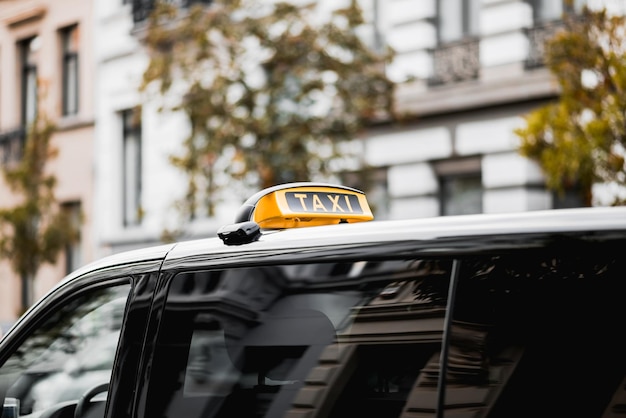 Foto taxi esperando para recoger a los clientes