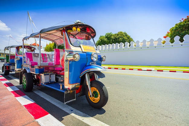 Táxi tradicional Blue Tuk Tuk Thai em Bangkok Tailândia Tráfego de Bangkok em frente ao Giant Swing