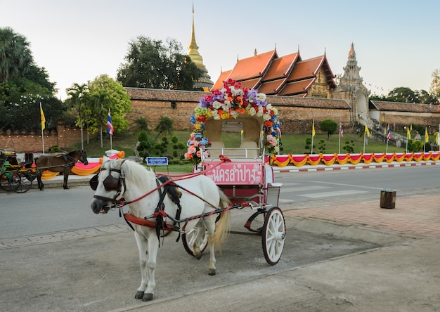 Taxi turístico en el antiguo templo de Wat Phra That Lampang Luang en Lampang, Tailandia